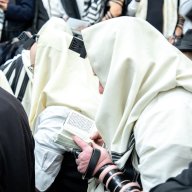 בדין סמיכת גאולה לתפילה