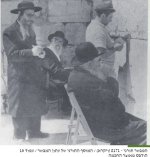 מס 131 הסטייפלר מתפלל בכותל המערבי מאחריו עומד רבי חיים ברים.jpg