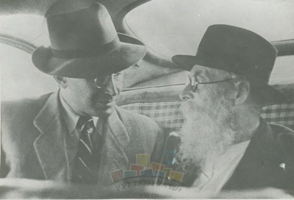 חזון איש בשיחה עם גזבר בני ברק.jpg