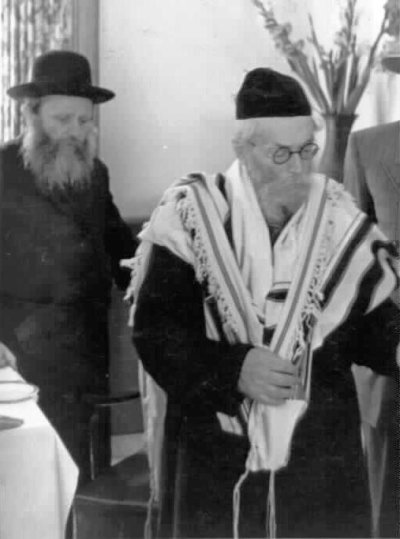 עם טלית.jpg