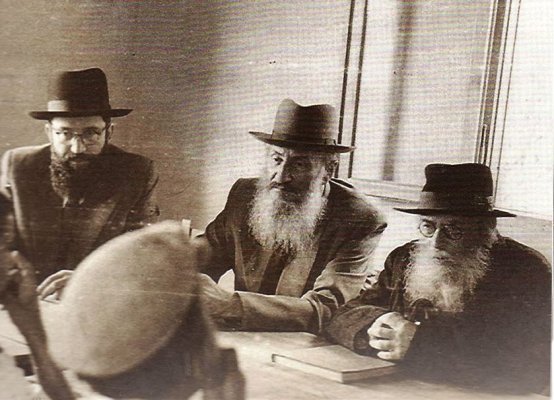Chazon_Ish_Examines_Students_with_Rabbi_Shmuel_Rozovsky.jpg