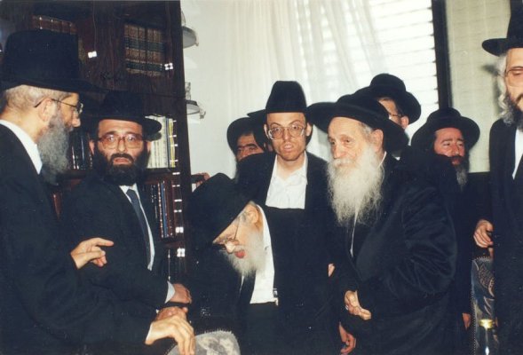 הרב שך והסטמאר רבי.JPG