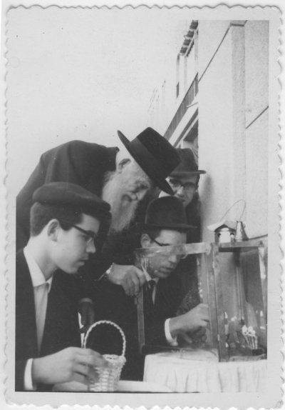 הרב זצל בהדלקת נרות חנוכה.JPG