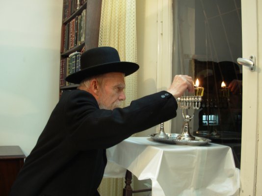 בהדלקת נרות.JPG