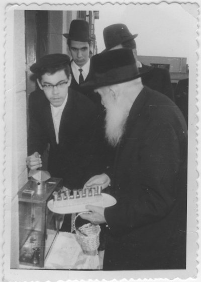 הרב זצל בחנוכה.JPG