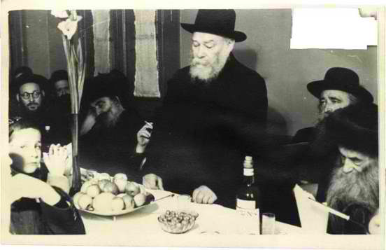 מימין הגראז מלצר הרב אברמסקי נואם הרב הילמן הרב העניך סנקוביץ באמצע ברקע הרב ורנר נתניה הרב הי...png