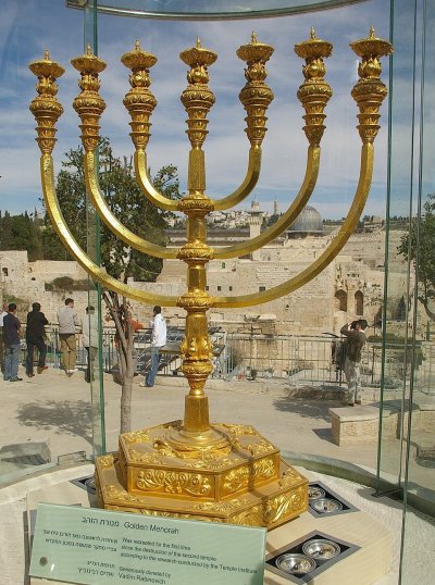 חִלּוּל בֵּית הַמִּקְדָּשׁ וְטֻמְאַת הַשְּׁמָנִים (פֶּרֶק שִׁשִּׁי)