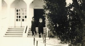 מימין רבי מיכל יהודה לפקוביץ ורבי אהרון יהודה לייב שטיינמן בפתח הישיבה.jpg
