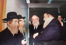 מימין רבי שמואל אויערבאך רבי גרשון אדלשטיין רבי אהרון יהודה לייב שטינמן.jpg