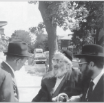 ריה עם מקורבים.png
