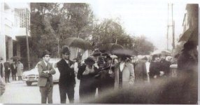 הרב מפונביז עם הגראיל.jpg