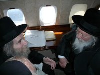 הגראיל והאדמור מגור.jpg