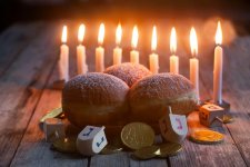 בדין שליחות בנר חנוכה ובחקירה הידועה אם נ"ח חובת גברא או חפצא ונפק"מ
