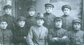התמונה המלאה רח שמואלביץ עם תלמידיו בסהכ בן 20.jpg