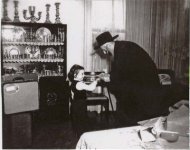 האדמור רבי שלמה מבאבוב זצל עם ילדו האדמור שליטא בילדותו.jpg