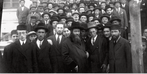 רמ שפירא עם תלמידים.png