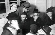 ר איזיק שר לידו הרב דסלר.jpg