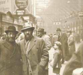 הרב דסלר בתחנת הרכבת בלונדון.png
