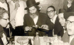 הגראיל בישיבה בפורים.png