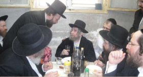 הגראיל בסעודת פורים בביתו.png