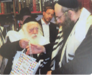 רחק במשלוח מנות לבנו.png