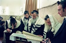 בקריאת המגילה.jpg