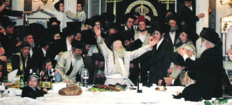 האדמור מלעלוב בפורים.png