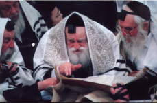 הישועות משה בקריאת המגילה.png
