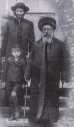 האדמור רנצ מבאבוב בצעירותו עם אביו וסבו.png
