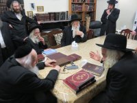עם רבינו הגדול מרן רבינו אשר הכהן דויטש זיעא (2).jpeg
