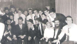 ריא בחתונה לידו אחיו הגריגא.png