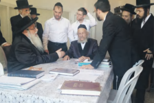 ריא עם האדמור מצאנז1.png