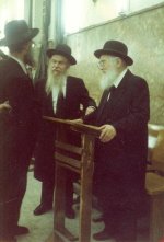 הגרא''מ שך  יבלט''א הגרי''ג אדלשטיין הגרמ''ש ברמן.JPG