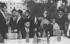 בחתונת בן ראש ישיבת פוניבז' הגרי''ג אדלשטיין נראים מימין הסט.JPG