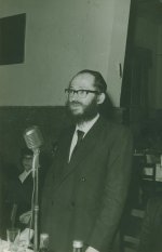‏‏הגרמ''ש ברמן נואם בישיבה.JPG