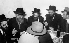 עם הגר'ש רוזובסקי, הגרא''מ שך, הגר''ח שמואלביץ.jpg