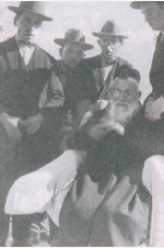 הסבא מצד שמאל רמח.png