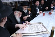 במעונו של רבינו הגדול מרן רה''י בעל ה'ברכת כה' זצוק''ל - מעמד קריאת שם ישיבתו על שמו ולזכרו בר...jpg