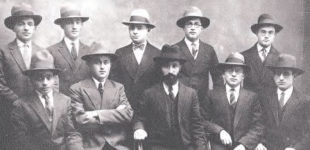 רדפ יושב רביעי מימין.png