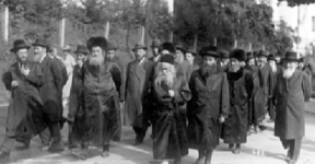 הבית ישראל לצד אביו.png