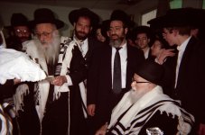 מרן הגר דוד פוברסקי זצל בברית לנינו נכד למרן הגרבד פוברסקי ולגרחש ליבוביץ חורף תשנז.JPG