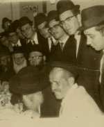 בעריכת כתובה עם הגר'ד פוברסקי זצ'ל.jpg