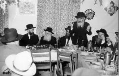רבי יחזקאל לוינשטיין נושא דברים לצידו רבי דוד פוברסקי רבי אלעזר מנחם מן שך והרב מפוניבז.jpg