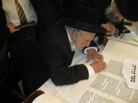 הגר''ש אויערבך בכתיבת אות בס''ת 6.JPG