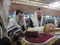 בקריאת התורה באהל.JPG