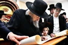 רבי דב לנדו קריאת מגילה.jpg