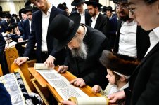 רבי דב מגילה.jpg