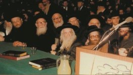 הגרש''ז אוירבוך זצ''ל  בסיום הש''ס של כוללי הש''ס טבת מ''ג.jpg