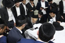 ראש הישיבה הרב אליהו ציון סופר מוסר ועד (2).JPG