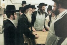 האדמור מסאטמר באפיית מצות.jpg